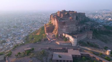 Mehrangarh Kalesi 'nin havadan görünüşü, 1459' da Rao Jodha tarafından inşa edilen Jodhpur, Rajasthan, Hindistan 'da büyük tarihi bir tepe kalesidir.