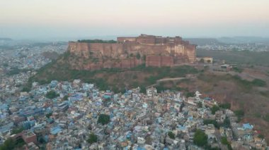 Mehrangarh Kalesi 'nin havadan görünüşü, 1459' da Rao Jodha tarafından inşa edilen Jodhpur, Rajasthan, Hindistan 'da büyük tarihi bir tepe kalesidir.