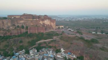 Mehrangarh Kalesi 'nin havadan görünüşü, 1459' da Rao Jodha tarafından inşa edilen Jodhpur, Rajasthan, Hindistan 'da büyük tarihi bir tepe kalesidir.
