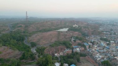 Mehrangarh Kalesi 'nin havadan görünüşü, 1459' da Rao Jodha tarafından inşa edilen Jodhpur, Rajasthan, Hindistan 'da büyük tarihi bir tepe kalesidir.