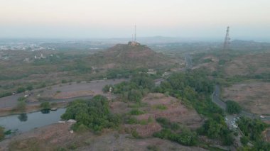 Mehrangarh Kalesi 'nin havadan görünüşü, 1459' da Rao Jodha tarafından inşa edilen Jodhpur, Rajasthan, Hindistan 'da büyük tarihi bir tepe kalesidir.