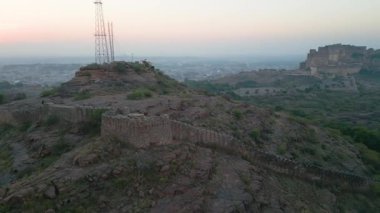 Mehrangarh Kalesi 'nin havadan görünüşü, 1459' da Rao Jodha tarafından inşa edilen Jodhpur, Rajasthan, Hindistan 'da büyük tarihi bir tepe kalesidir.
