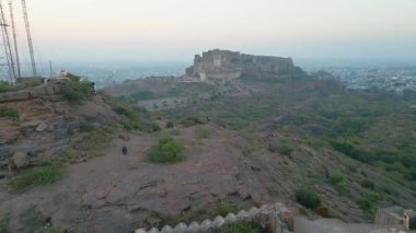 Mehrangarh Kalesi 'nin havadan görünüşü, 1459' da Rao Jodha tarafından inşa edilen Jodhpur, Rajasthan, Hindistan 'da büyük tarihi bir tepe kalesidir.