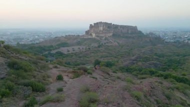 Mehrangarh Kalesi 'nin havadan görünüşü, 1459' da Rao Jodha tarafından inşa edilen Jodhpur, Rajasthan, Hindistan 'da büyük tarihi bir tepe kalesidir.