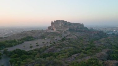 Mehrangarh Kalesi 'nin havadan görünüşü, 1459' da Rao Jodha tarafından inşa edilen Jodhpur, Rajasthan, Hindistan 'da büyük tarihi bir tepe kalesidir.