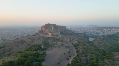 Mehrangarh Kalesi 'nin havadan görünüşü, 1459' da Rao Jodha tarafından inşa edilen Jodhpur, Rajasthan, Hindistan 'da büyük tarihi bir tepe kalesidir.