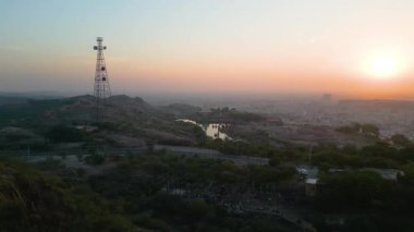 Mehrangarh Kalesi 'nin havadan görünüşü, 1459' da Rao Jodha tarafından inşa edilen Jodhpur, Rajasthan, Hindistan 'da büyük tarihi bir tepe kalesidir.