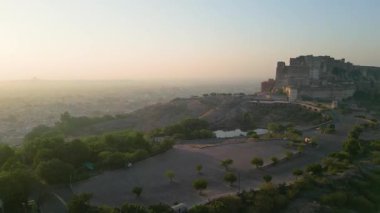 Mehrangarh Kalesi 'nin havadan görünüşü, 1459' da Rao Jodha tarafından inşa edilen Jodhpur, Rajasthan, Hindistan 'da büyük tarihi bir tepe kalesidir.