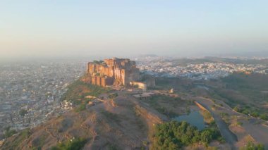 Mehrangarh Kalesi 'nin havadan görünüşü, 1459' da Rao Jodha tarafından inşa edilen Jodhpur, Rajasthan, Hindistan 'da büyük tarihi bir tepe kalesidir.