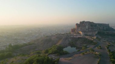 Mehrangarh Kalesi 'nin havadan görünüşü, 1459' da Rao Jodha tarafından inşa edilen Jodhpur, Rajasthan, Hindistan 'da büyük tarihi bir tepe kalesidir.