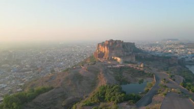 Mehrangarh Kalesi 'nin havadan görünüşü, 1459' da Rao Jodha tarafından inşa edilen Jodhpur, Rajasthan, Hindistan 'da büyük tarihi bir tepe kalesidir.