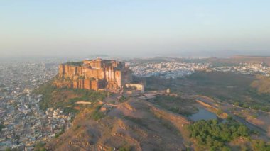 Mehrangarh Kalesi 'nin havadan görünüşü, 1459' da Rao Jodha tarafından inşa edilen Jodhpur, Rajasthan, Hindistan 'da büyük tarihi bir tepe kalesidir.