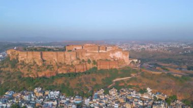 Mehrangarh Kalesi 'nin havadan görünüşü, 1459' da Rao Jodha tarafından inşa edilen Jodhpur, Rajasthan, Hindistan 'da büyük tarihi bir tepe kalesidir.