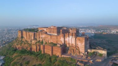 Mehrangarh Kalesi 'nin havadan görünüşü, 1459' da Rao Jodha tarafından inşa edilen Jodhpur, Rajasthan, Hindistan 'da büyük tarihi bir tepe kalesidir.