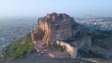 Mehrangarh Kalesi 'nin havadan görünüşü, 1459' da Rao Jodha tarafından inşa edilen Jodhpur, Rajasthan, Hindistan 'da büyük tarihi bir tepe kalesidir.