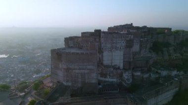 Mehrangarh Kalesi 'nin havadan görünüşü, 1459' da Rao Jodha tarafından inşa edilen Jodhpur, Rajasthan, Hindistan 'da büyük tarihi bir tepe kalesidir.