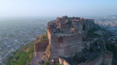 Mehrangarh Kalesi 'nin havadan görünüşü, 1459' da Rao Jodha tarafından inşa edilen Jodhpur, Rajasthan, Hindistan 'da büyük tarihi bir tepe kalesidir.