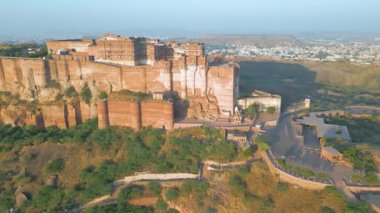 Mehrangarh Kalesi 'nin havadan görünüşü, 1459' da Rao Jodha tarafından inşa edilen Jodhpur, Rajasthan, Hindistan 'da büyük tarihi bir tepe kalesidir.