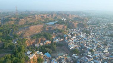 Mehrangarh Kalesi 'nin havadan görünüşü, 1459' da Rao Jodha tarafından inşa edilen Jodhpur, Rajasthan, Hindistan 'da büyük tarihi bir tepe kalesidir.