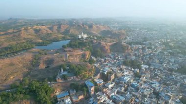 Mehrangarh Kalesi 'nin havadan görünüşü, 1459' da Rao Jodha tarafından inşa edilen Jodhpur, Rajasthan, Hindistan 'da büyük tarihi bir tepe kalesidir.