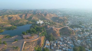 Mehrangarh Kalesi 'nin havadan görünüşü, 1459' da Rao Jodha tarafından inşa edilen Jodhpur, Rajasthan, Hindistan 'da büyük tarihi bir tepe kalesidir.