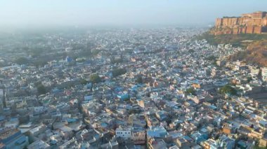 Mehrangarh Kalesi 'nin havadan görünüşü, 1459' da Rao Jodha tarafından inşa edilen Jodhpur, Rajasthan, Hindistan 'da büyük tarihi bir tepe kalesidir.