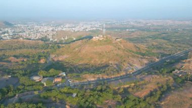 Mehrangarh Kalesi 'nin havadan görünüşü, 1459' da Rao Jodha tarafından inşa edilen Jodhpur, Rajasthan, Hindistan 'da büyük tarihi bir tepe kalesidir.