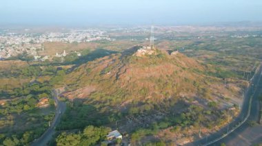 Mehrangarh Kalesi 'nin havadan görünüşü, 1459' da Rao Jodha tarafından inşa edilen Jodhpur, Rajasthan, Hindistan 'da büyük tarihi bir tepe kalesidir.