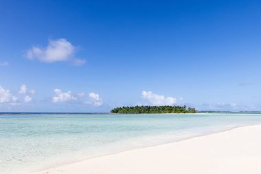 Tropikal plaj ve maldivlerin güzel manzarası