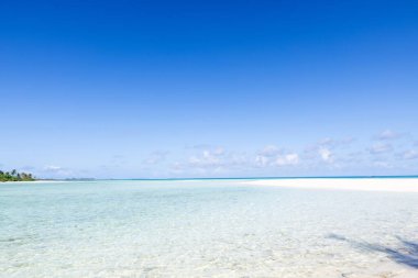 Maldices 'te beyaz kumsal ve mavi gökyüzü.