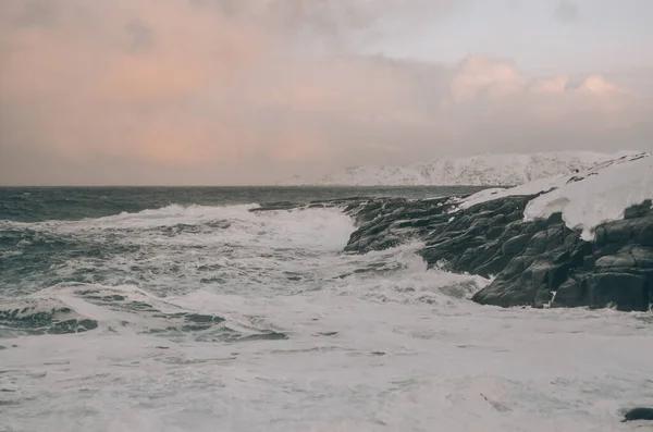 Sahilde dalgalar kopuyor