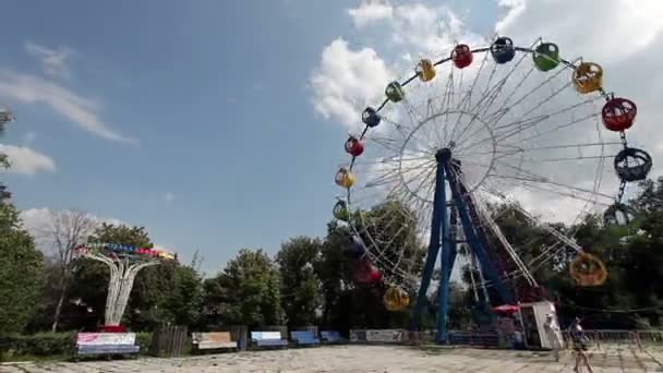 Rueda de la fortuna en un día soleado — Vídeo de stock