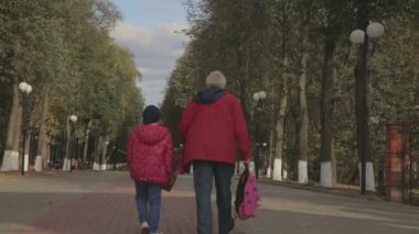 Dede ve torunu Parkta yürümek