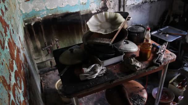 Un feu dans un appartement dans la cuisine — Video