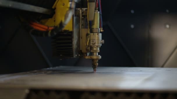 Laserové řezání kovů proces s jiskry — Stock video