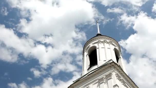 Orthodoxe Kirche gegen den blauen Himmel — Stockvideo