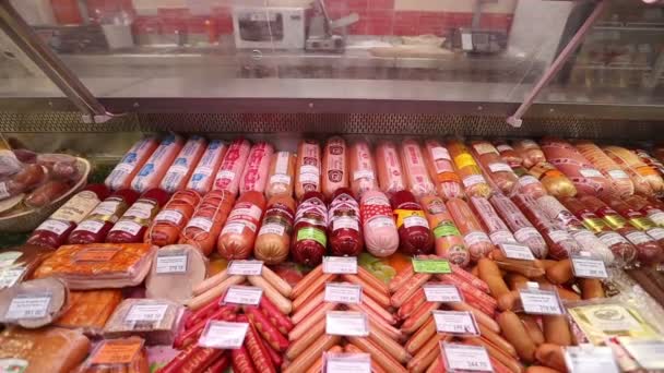 Saucisses exposées dans le magasin — Video