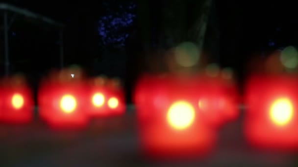 Lámpara roja bonito bokeh en la noche — Vídeo de stock