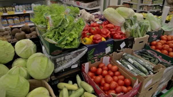 Овощи в магазине — стоковое видео