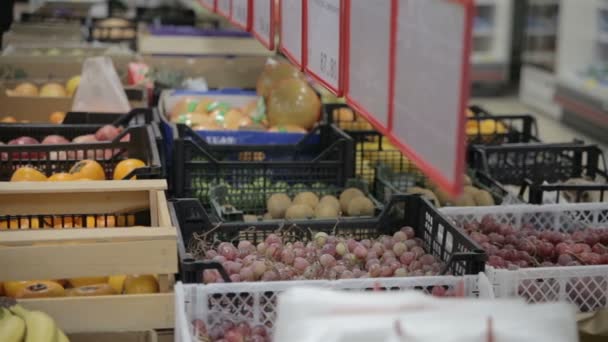 Tienda de frutas limones plátanos manzanas naranjas pomelo — Vídeos de Stock