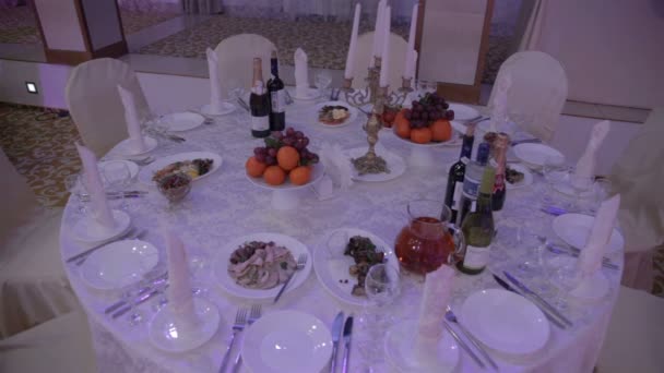 Druiven en sinaasappels op een tafel in het restaurant — Stockvideo
