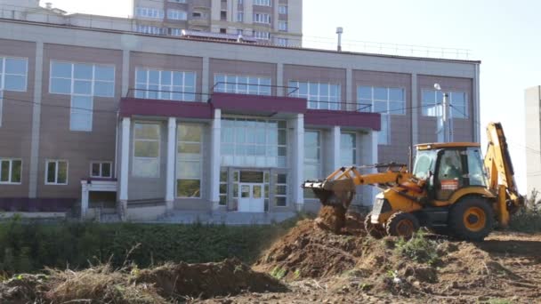 Bulldozer entierra murciélago en un brillante — Vídeos de Stock