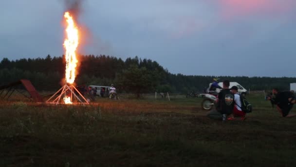 Motocross no salto de fogo da noite — Vídeo de Stock