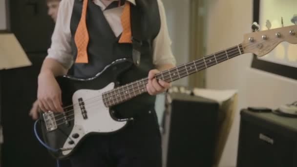 Bassgitarrist spielt am Bass — Stockvideo