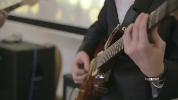 Gitarist ve grup oynarken bas gitarist — Stok video