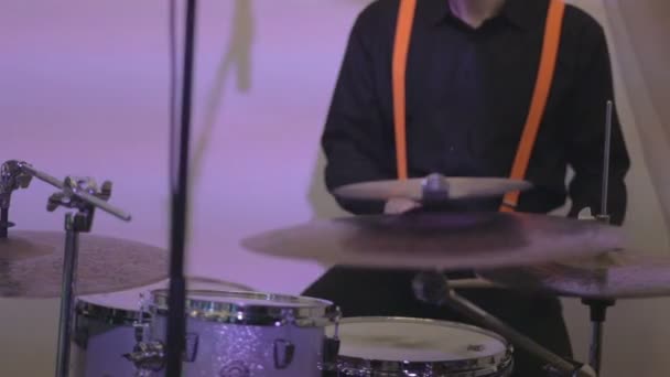 Baterista tocar na bateria — Vídeo de Stock