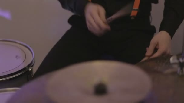 Baterista tocar na bateria — Vídeo de Stock