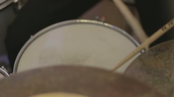 Schlagzeuger spielen am Schlagzeug — Stockvideo