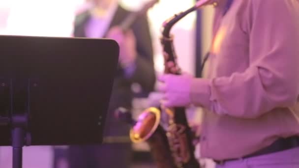 Saxofonista hraje na saxofon — Stock video