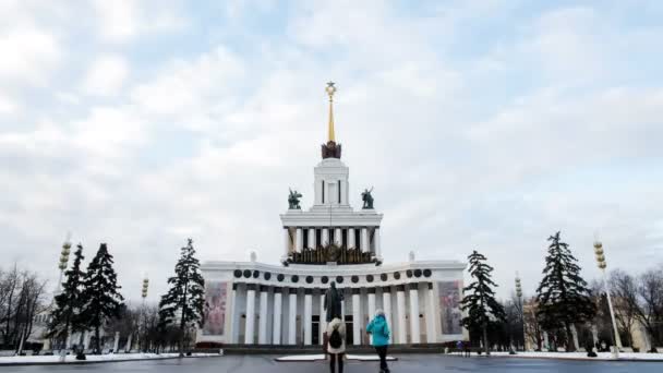 中央館の建物の近くモスクワ Vdnkh エリア。Vdnkh は、冬のシーズンの巨大なスケート リングと全ロシア展示センター — ストック動画